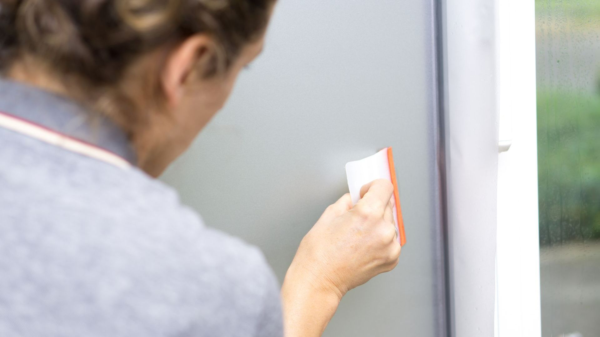 Installation d’adhésif opacifiant sur vitrine