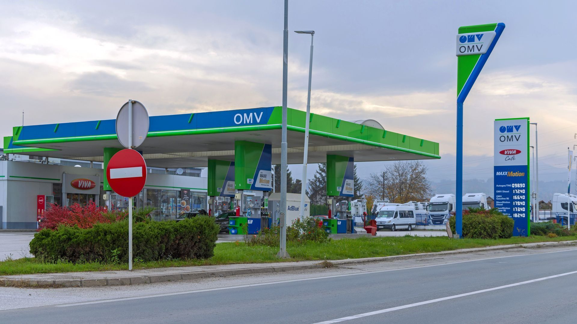 Signalétique de station service en vert et bleu