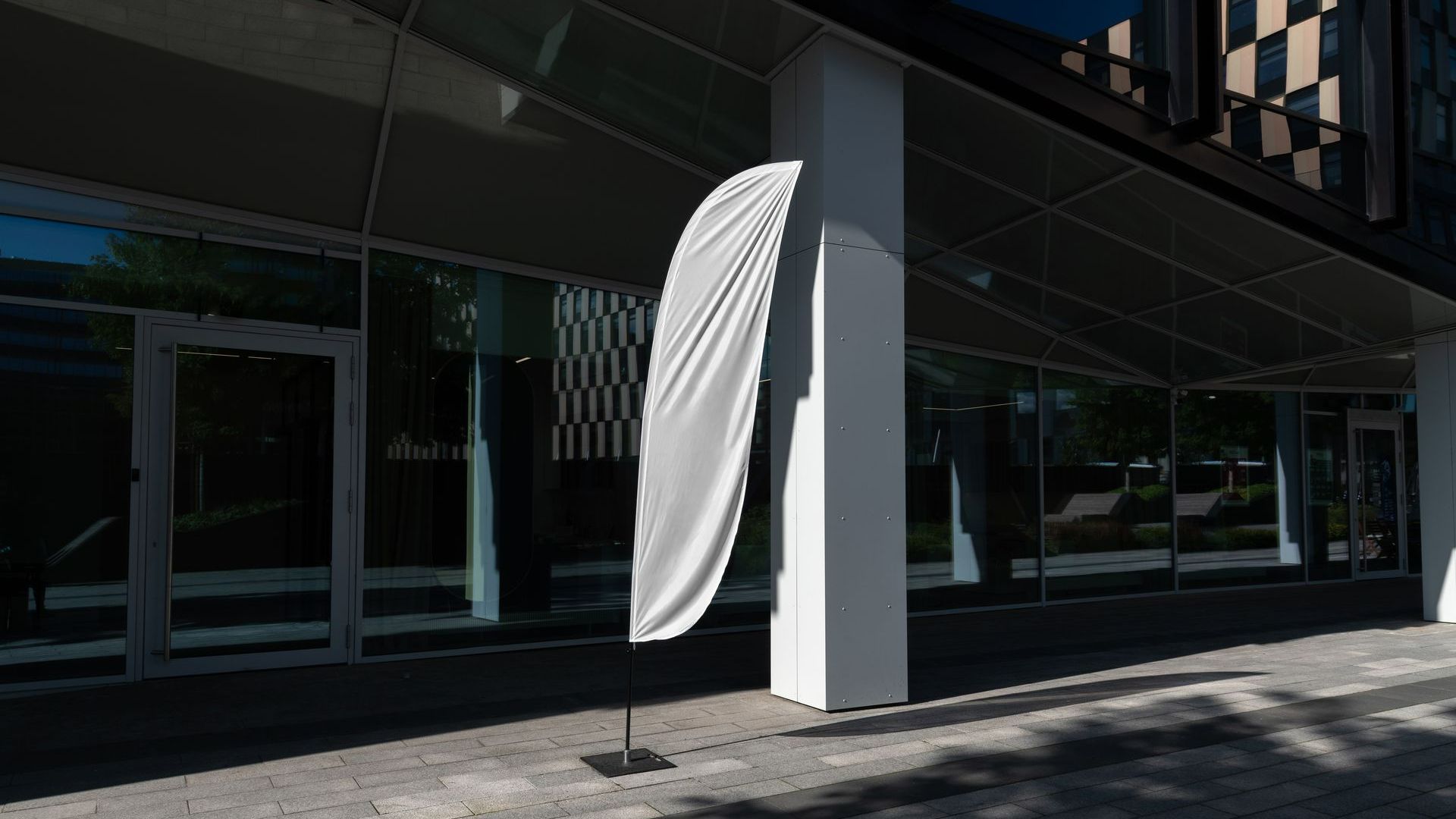 Drapeau blanc à la devanture d’un magasin