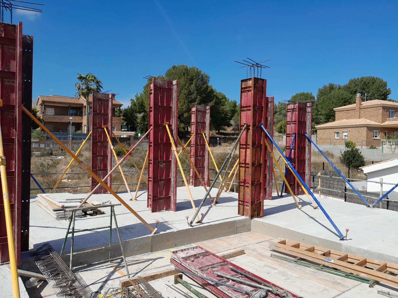 Una obra en construcción con muchos pilares y andamios.