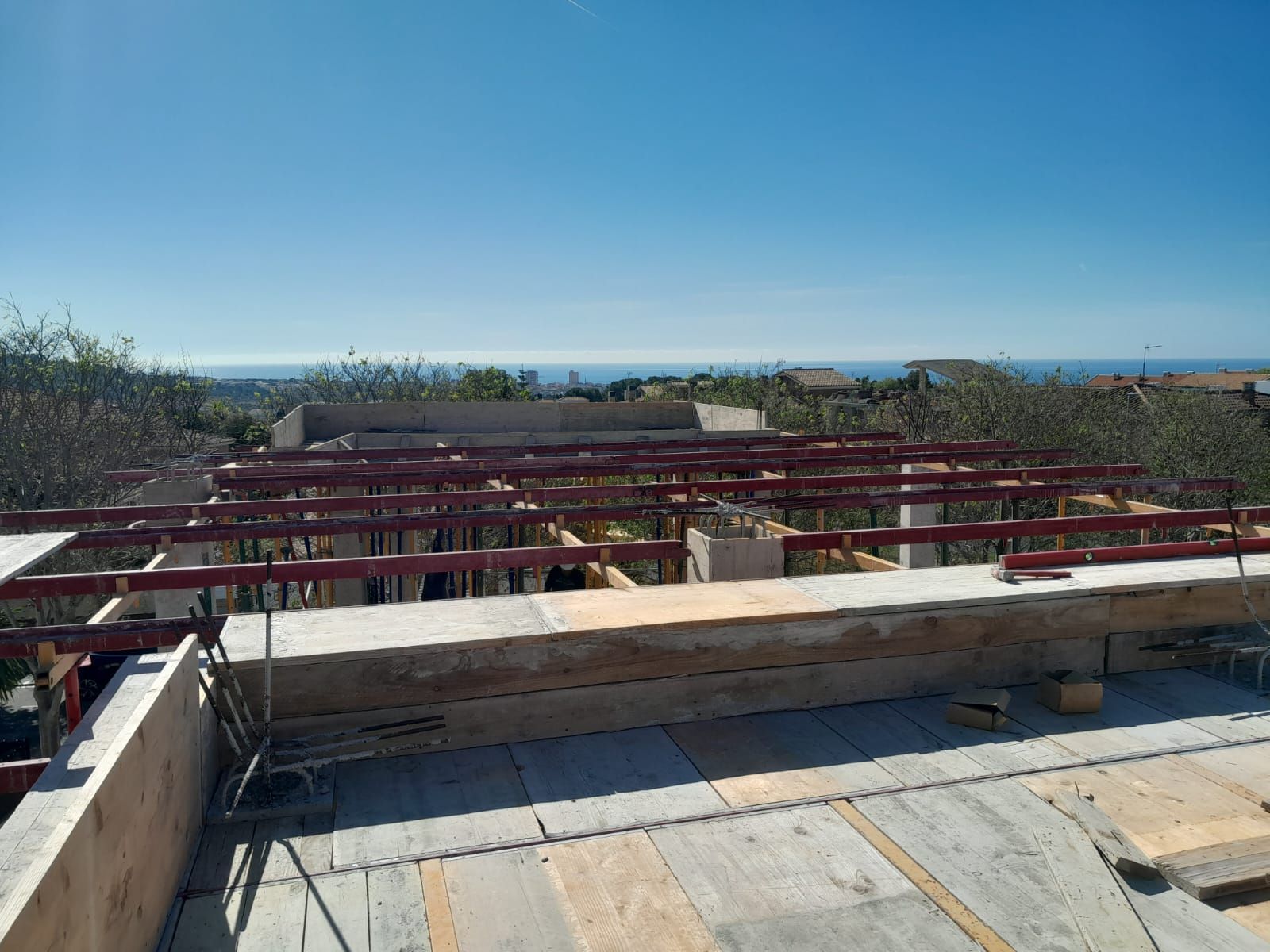 Un edificio en construcción con vista al mar.