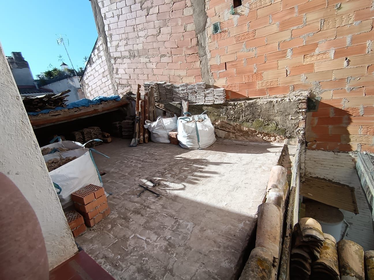 Una pared de ladrillos con muchos ladrillos sobre ella.