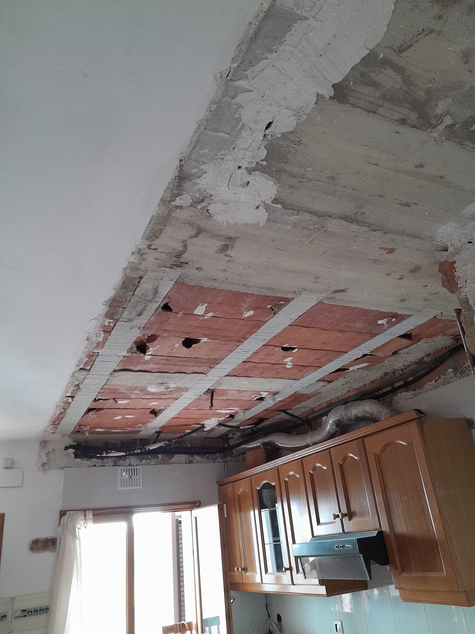 Una cocina con un techo que está siendo remodelado.