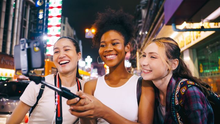 Groupe de jeunes femmes prenant un selfie