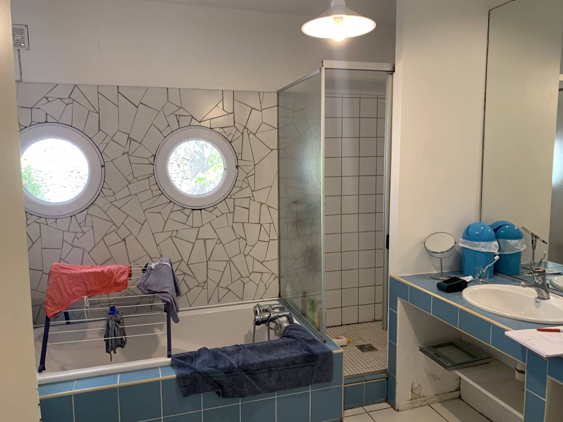 Salle de bains avec un mur en pierres