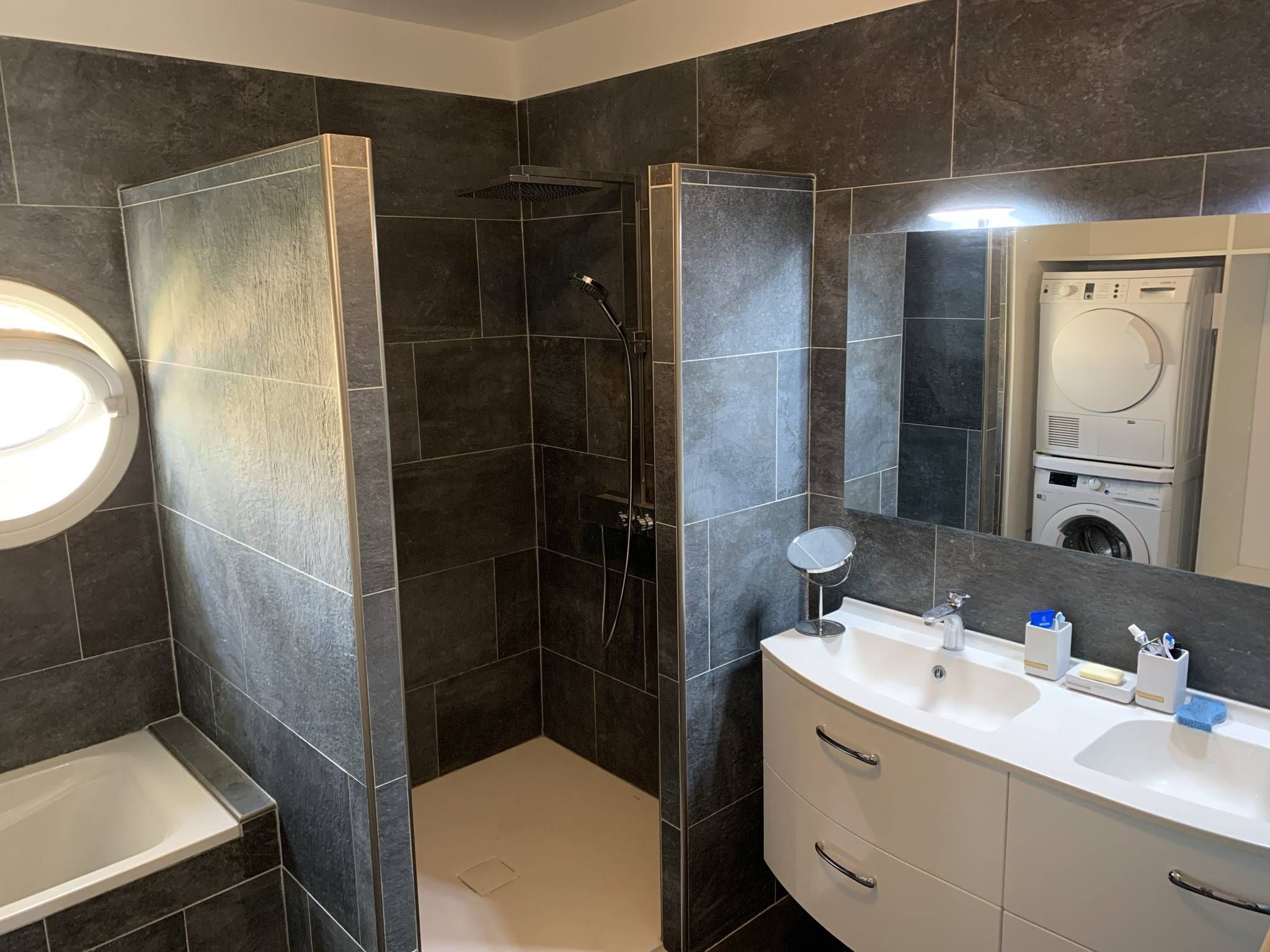 Salle de bains grise