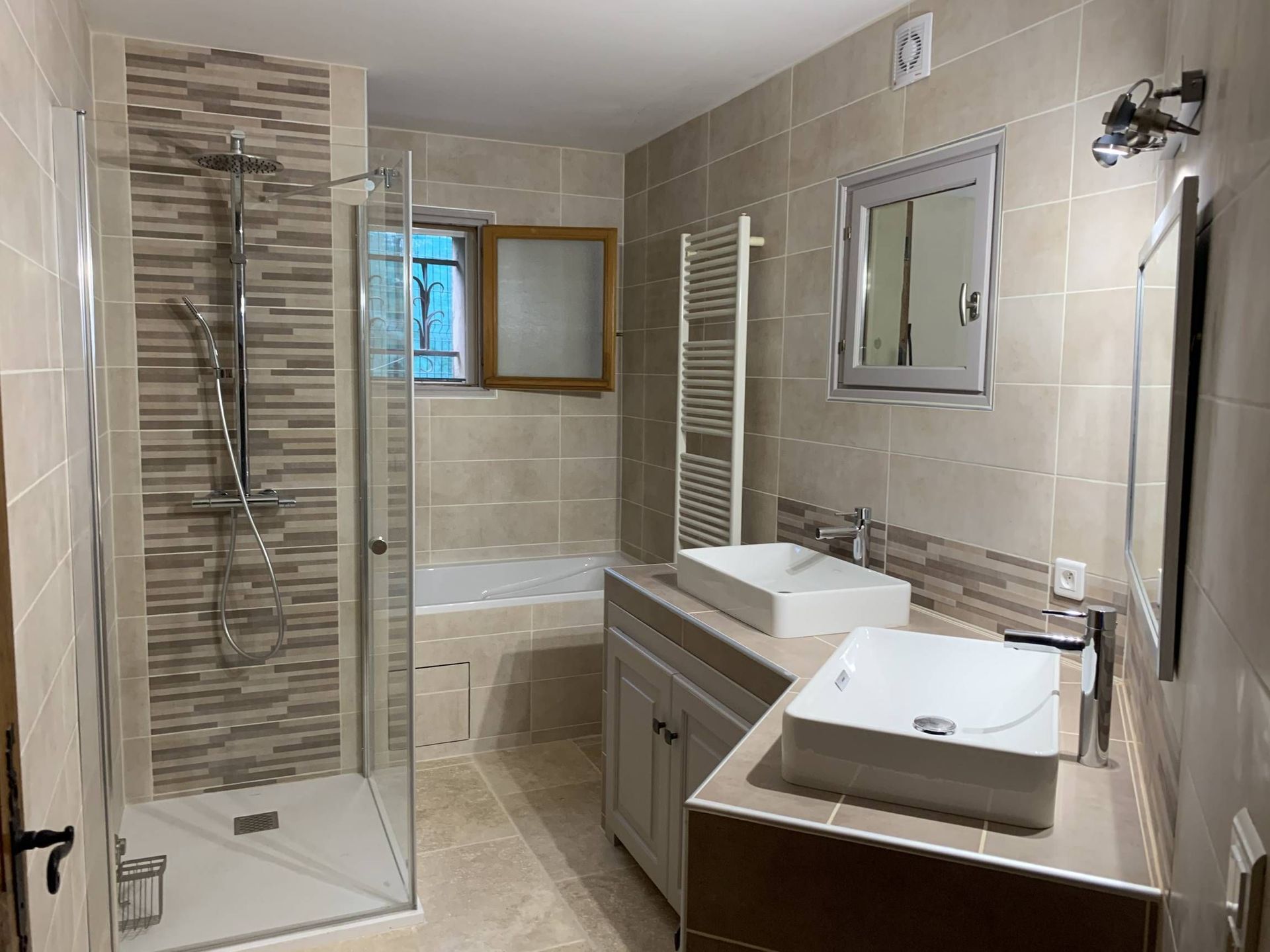 Salle de bains moderne avec la fenêtre ouverte