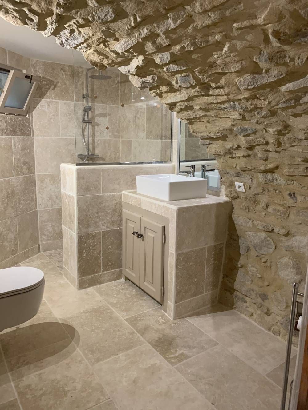 Salle de bains moderne beige