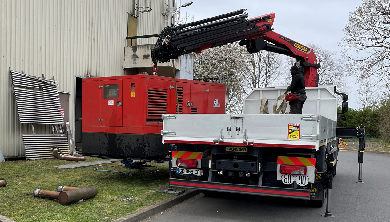 Véhicule avec bras grue