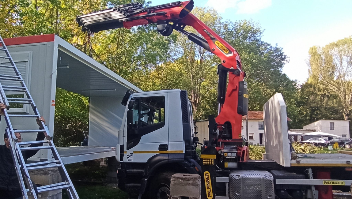 Véhicule pour le transport d'un préfabriqué