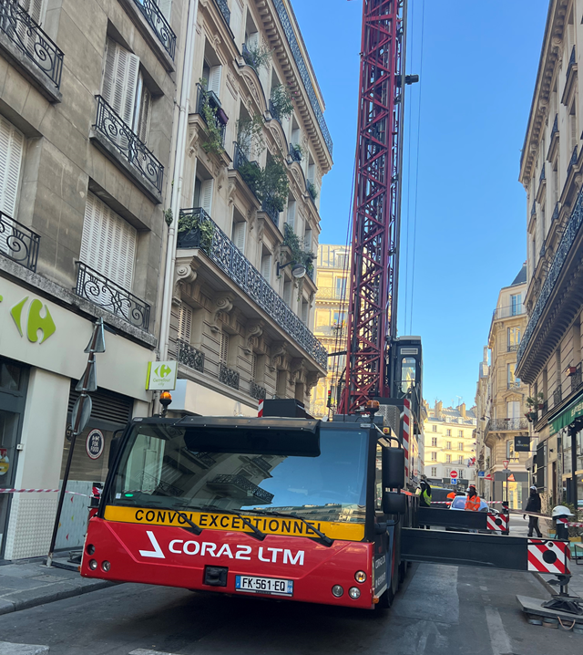 Camion déployé en ville avec grue