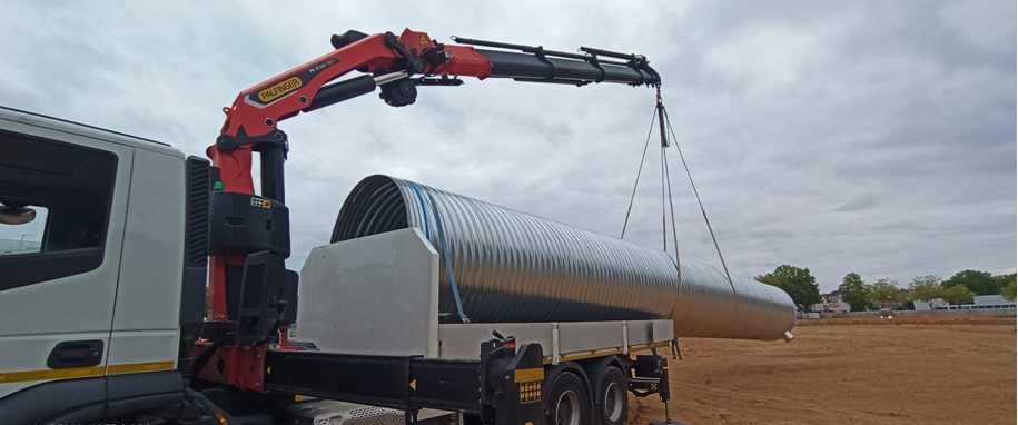 Transport de conduits en aluminium avec grue