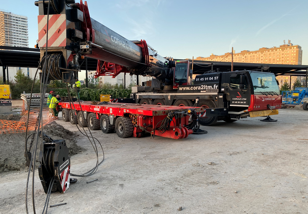 Camion avec grue et plateforme mobile en chantier