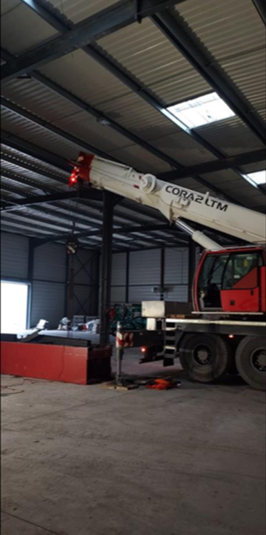 Camion-grue en atelier