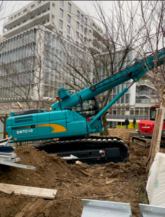 Chantier urbain avec grue chenille