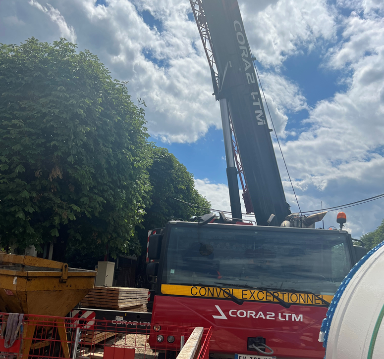 Camion rouge muni d'une grue