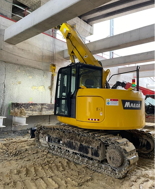 Construction d'un bâtiment avec grue chenille