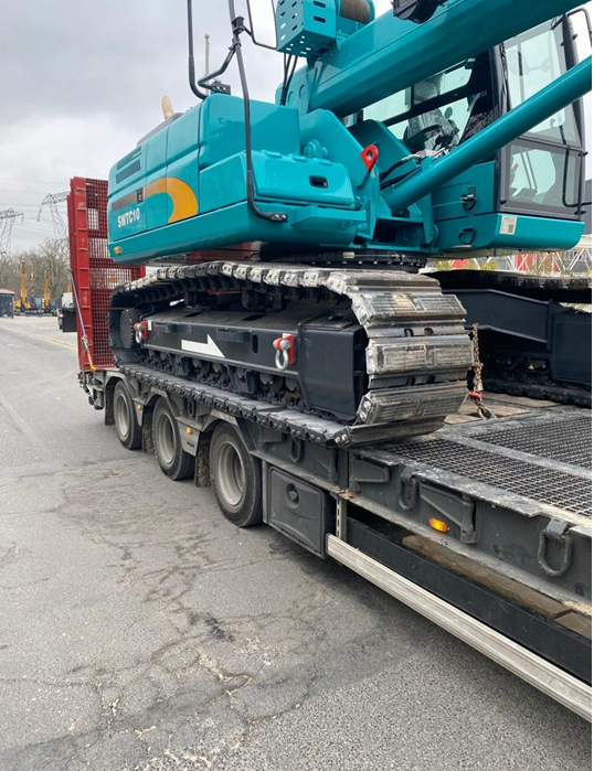 Déplacement en camion d'une grue chenille