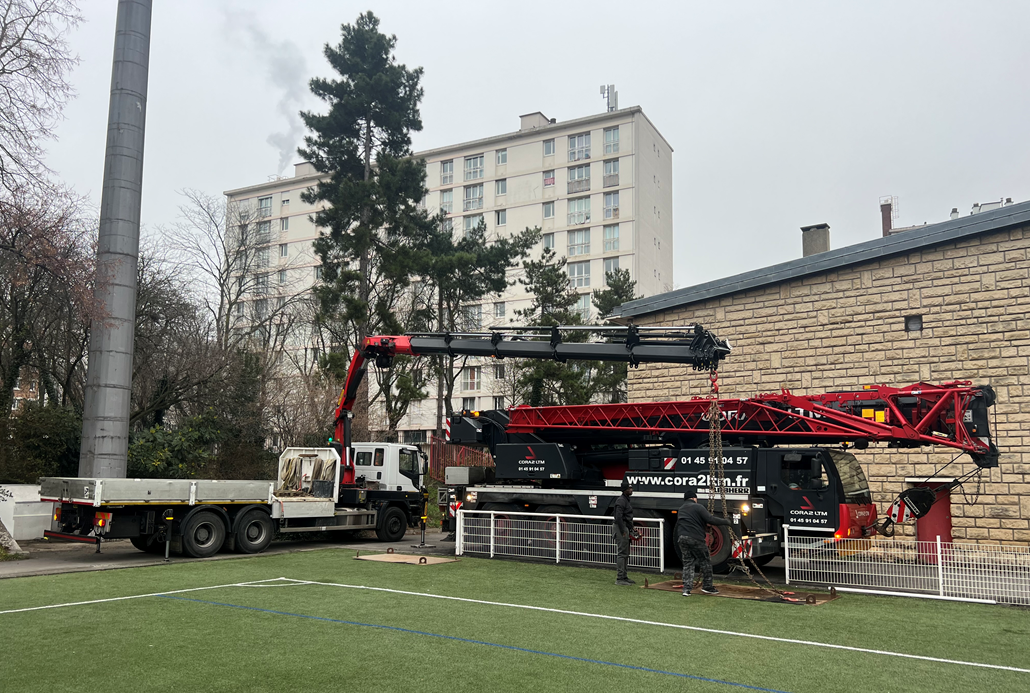 Pilier pour projecteur installé avec une grue
