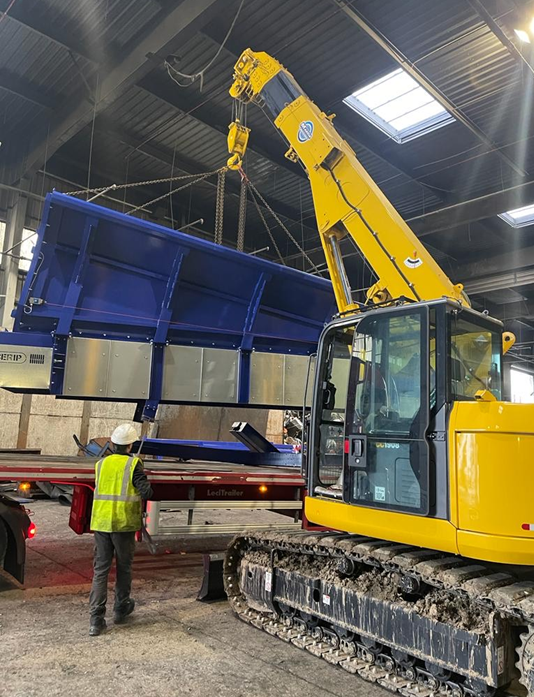 Grue à chenille pour transport de plaques métalliques