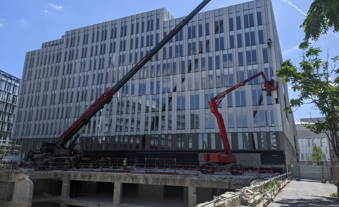 Grue et nacelle en bâtiment