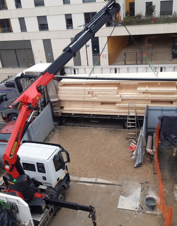 Camion grue pour transport de palettes bois