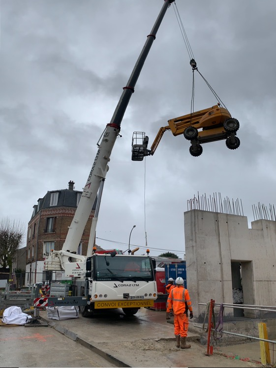 Camion grue qui élève une nacelle