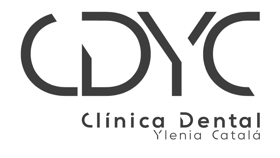 Logotipo de Clínica Dental CDYC, con las iniciales CDYC encima del texto: Clínica Dental Ylenia Catalá.