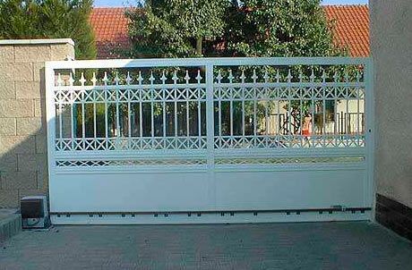 Puerta de entrada de metal blanco, dos secciones