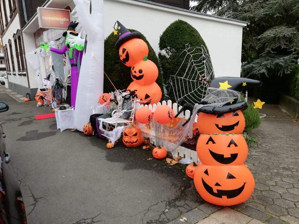 Halloween Dekoration vor dem Geschäft
