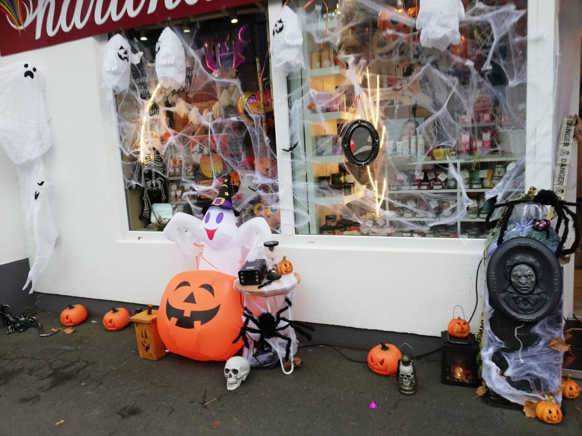 Geschäft geschmückt zu Halloween