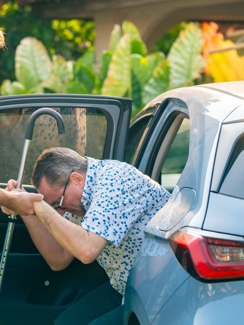 Un homme sortant d'une voiture avec de l'aide