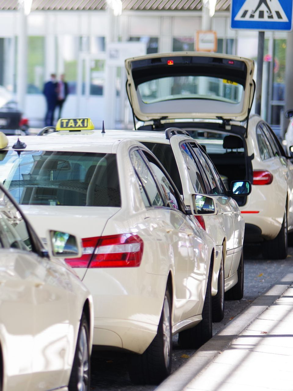 Des taxis garés