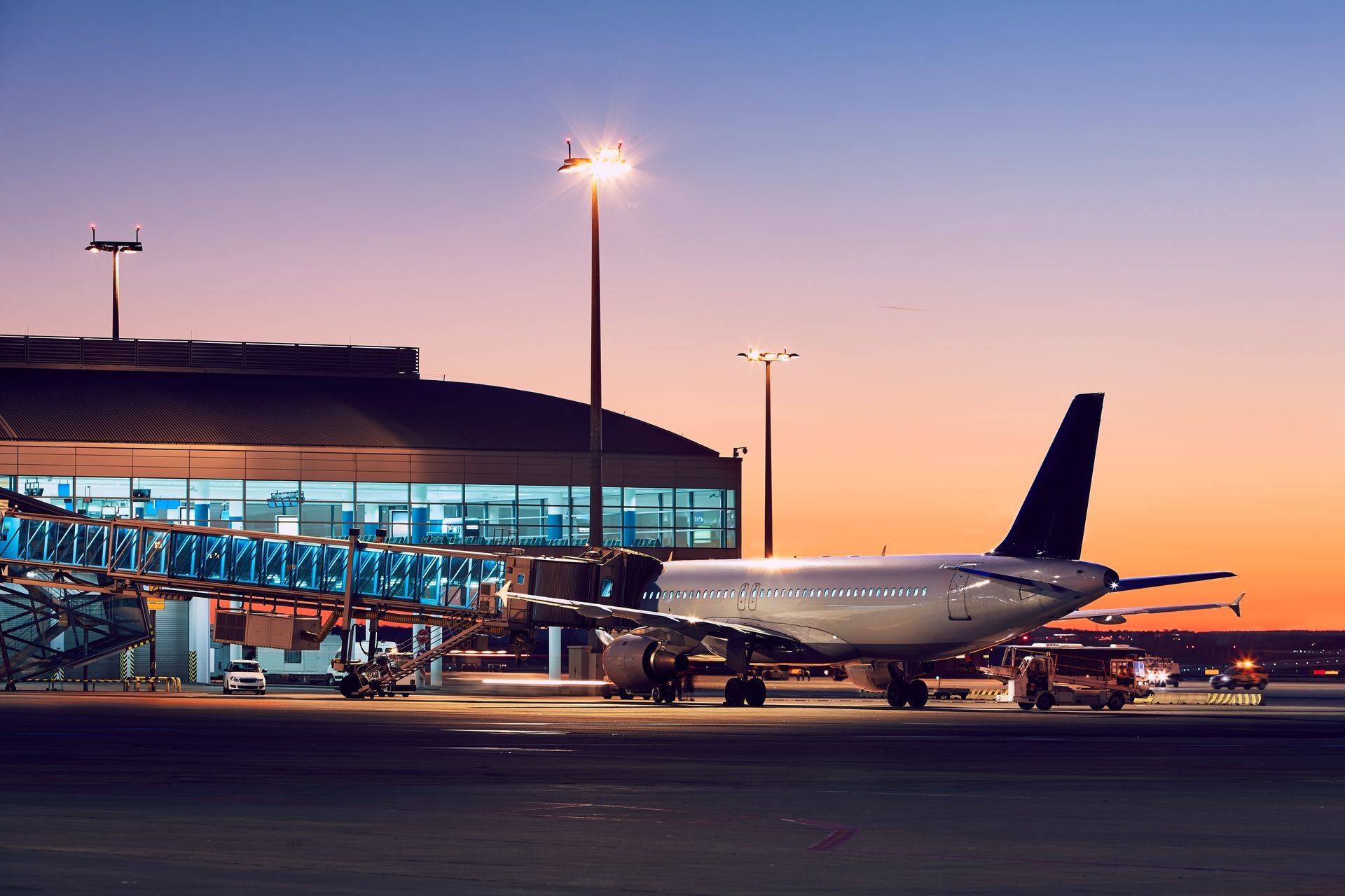 Un avion sur le tarmac la nuit