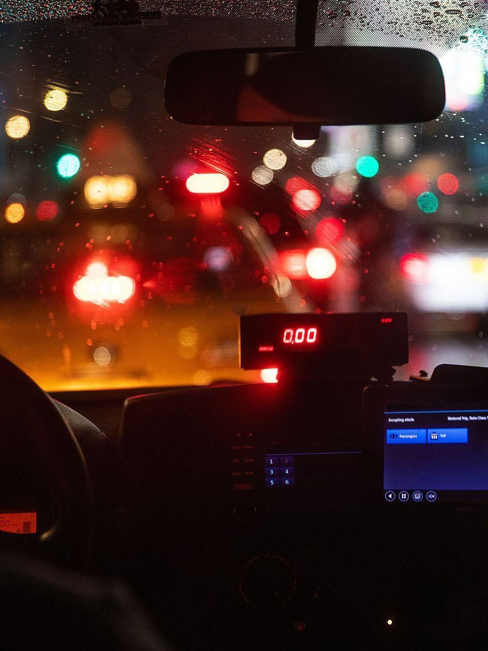 L'intérieur d'un taxi de nuit