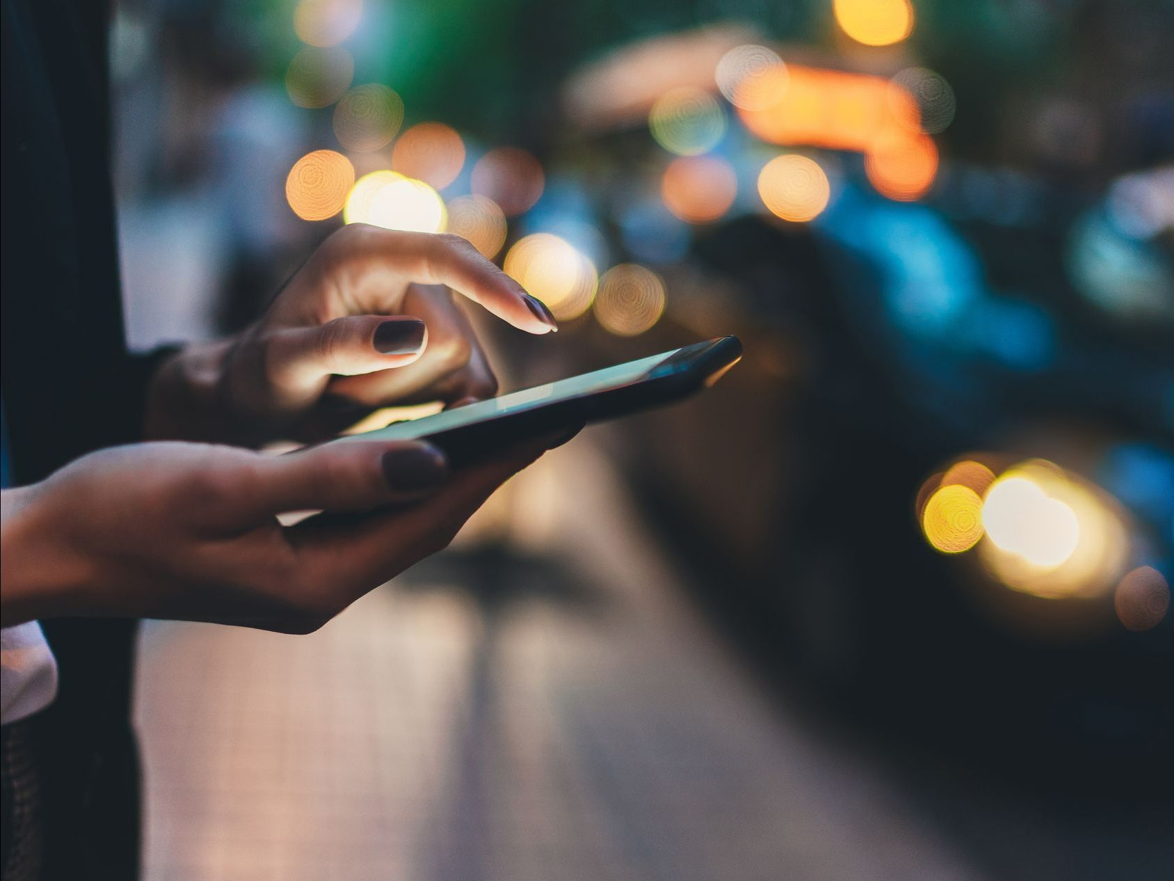 Une femme qui tient son téléphone à la main