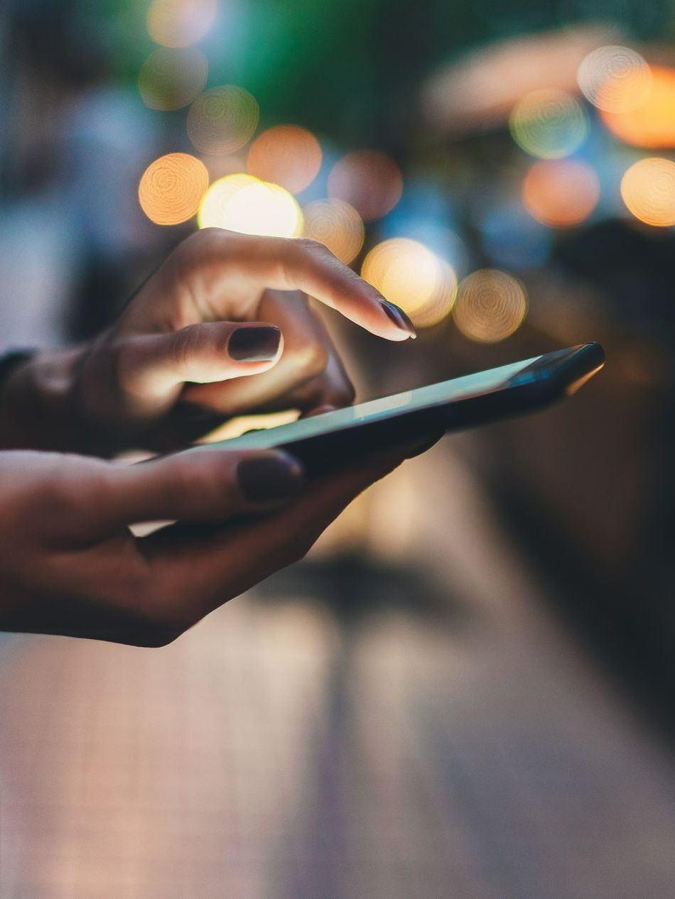 Une main qui tape sur le téléphone