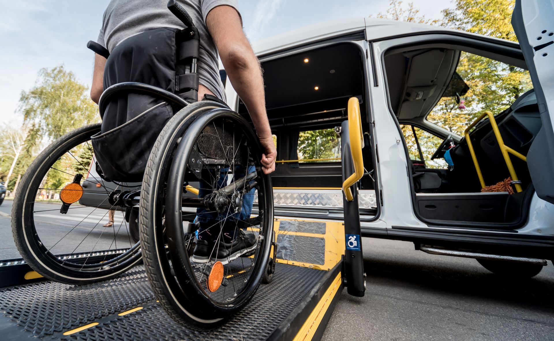 Une personne en fauteuil roulant entrant dans un taxi