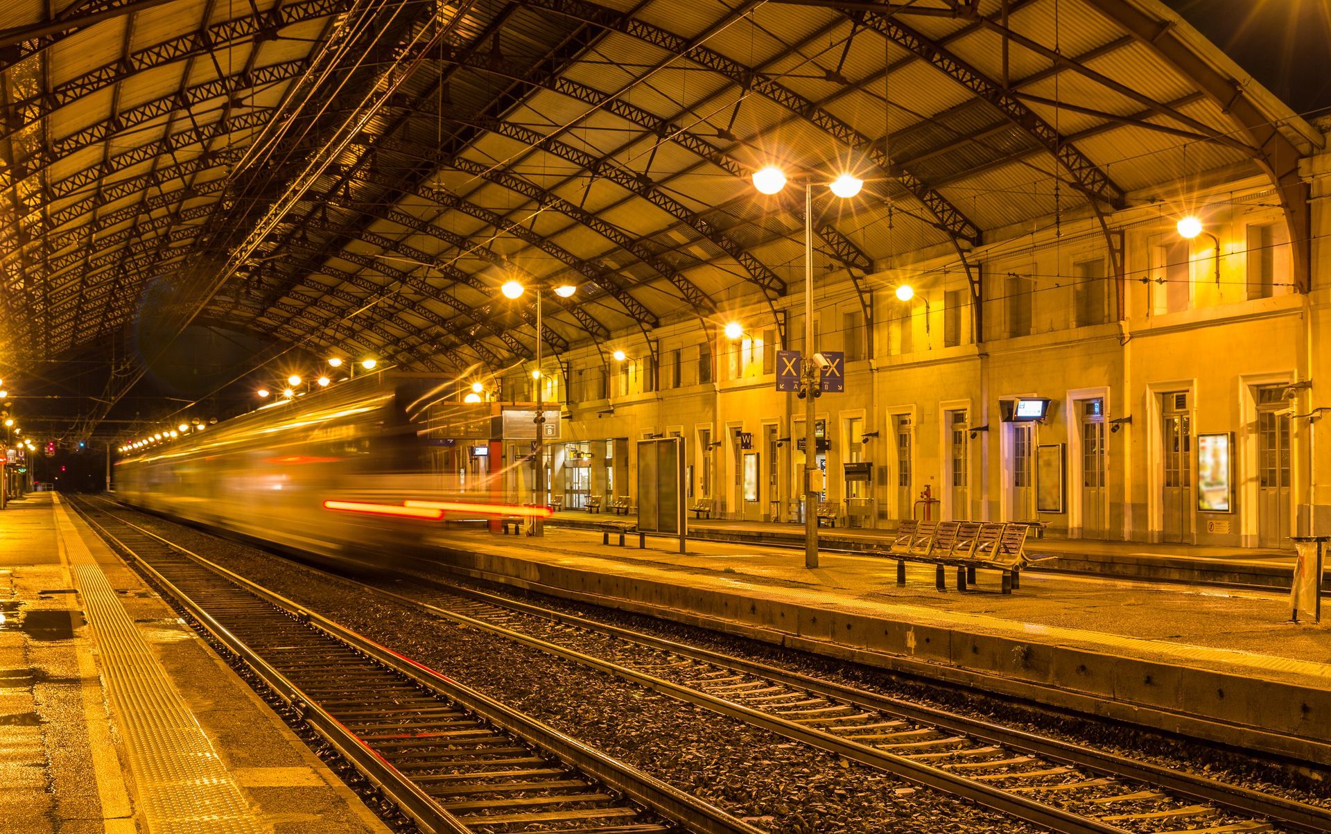 Train arrivant en gare d'Avignon