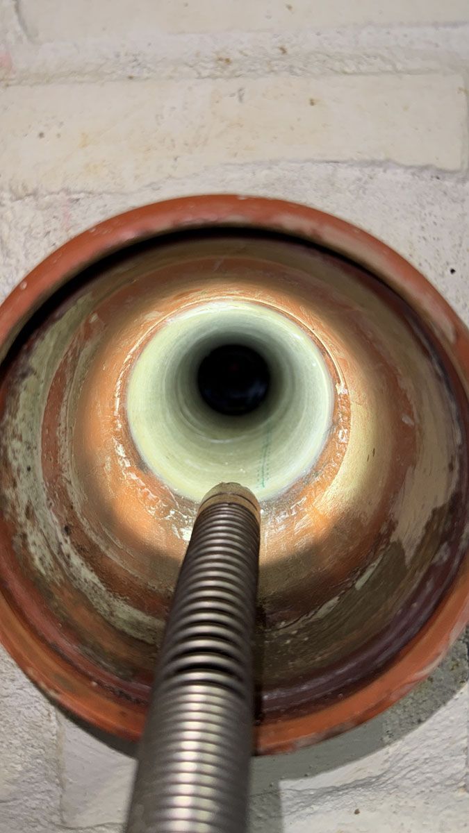 Eine Nahaufnahme einer Schüssel, aus der ein Schlauch herauskommt.