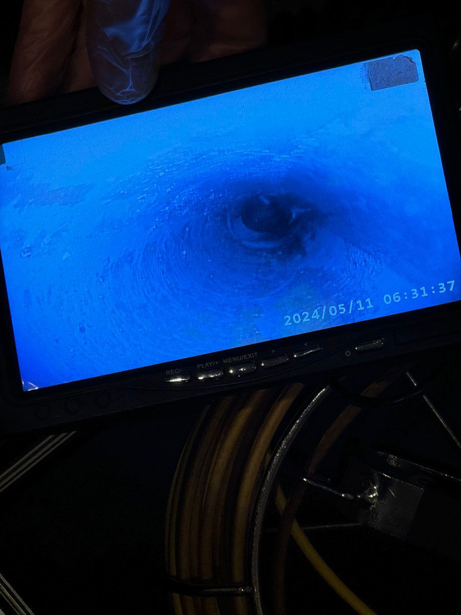 Eine Person hält ein Telefon mit einem blauen Bildschirm, auf dem 2024/05/13 steht