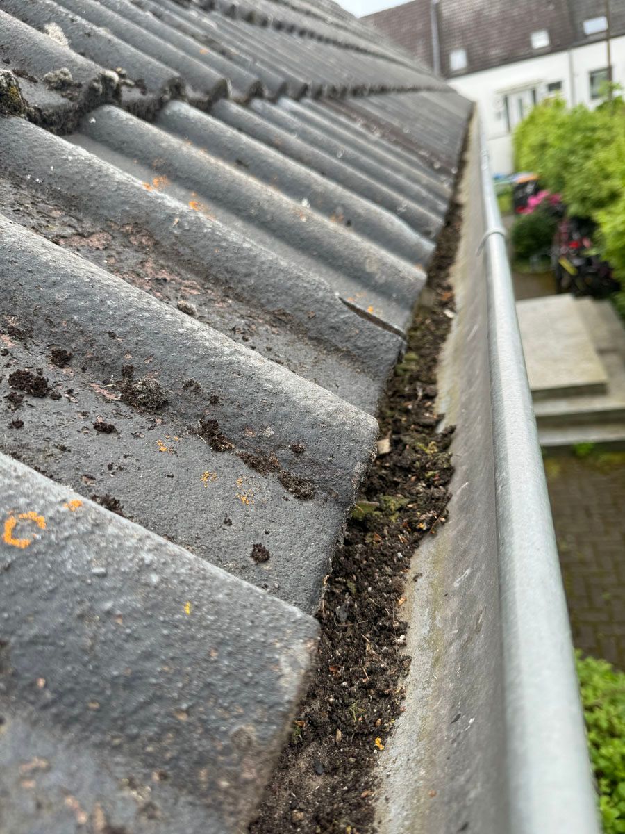 Eine Nahaufnahme einer Dachrinne an der Seite eines Daches.