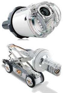 Dos cámaras robóticas de inspección de tuberías: una portátil y otra montada en un vehículo de orugas.