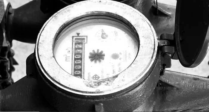 Contador de agua con pantalla que muestra lecturas numéricas.