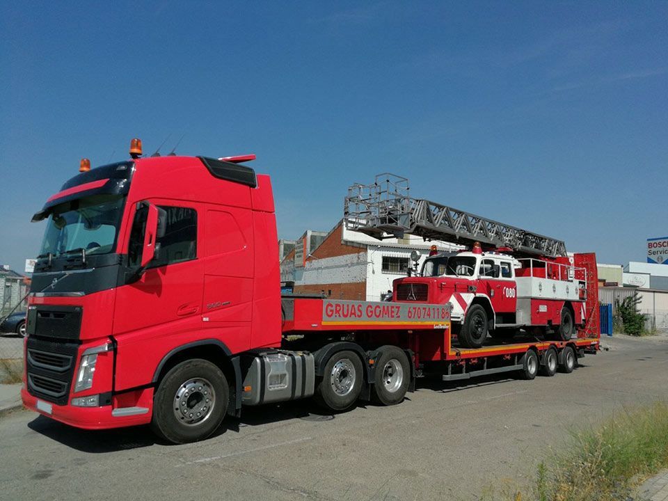 Un camión rojo con una escalera en la parte trasera.