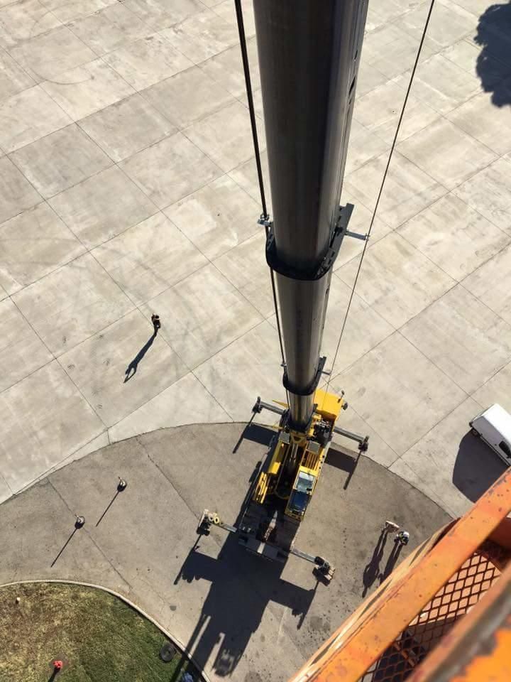 Una vista aérea de una grúa en un estacionamiento.
