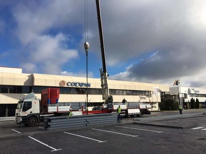 Un camión está estacionado frente a un edificio que dice coopin