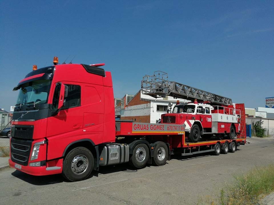 Un camión rojo con una escalera en la parte trasera.
