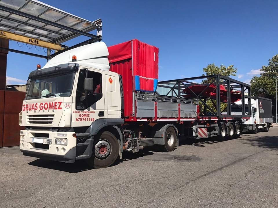 Un camión con la palabra gomez en el costado.