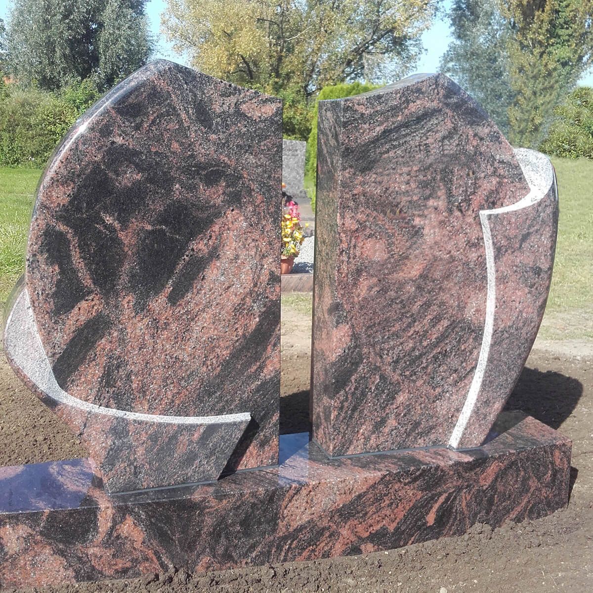 Grabmal aus Naturstein mit Umrandung